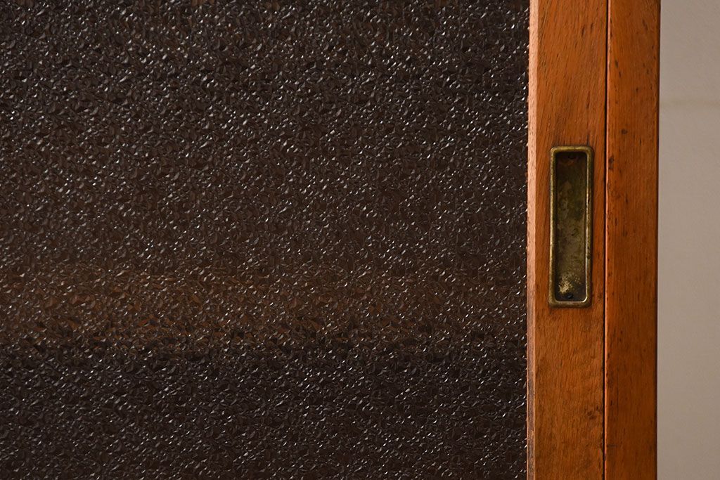 レトロ家具　昭和レトロ　ダイヤガラスとモールガラス入り!アンティーク脚付き収納棚