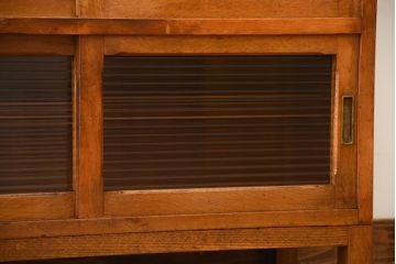 レトロ家具　昭和レトロ　ダイヤガラスとモールガラス入り!アンティーク脚付き収納棚