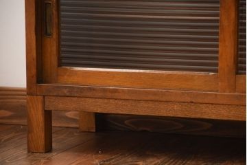 レトロ家具　昭和レトロ　ダイヤガラスとモールガラス入り!アンティーク脚付き収納棚