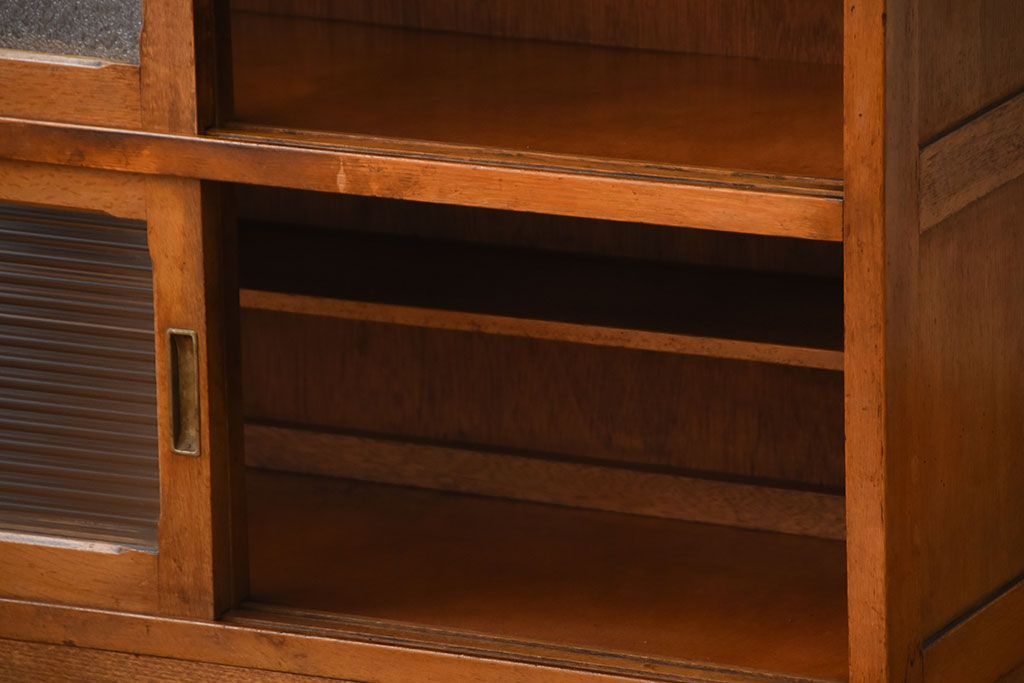 レトロ家具　昭和レトロ　ダイヤガラスとモールガラス入り!アンティーク脚付き収納棚