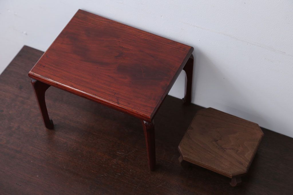 アンティーク雑貨　古民具・骨董　総欅材の漆が美しい花台ととても小さな桑材の花台のセット