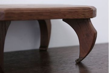 アンティーク雑貨　古民具・骨董　総欅材の漆が美しい花台ととても小さな桑材の花台のセット