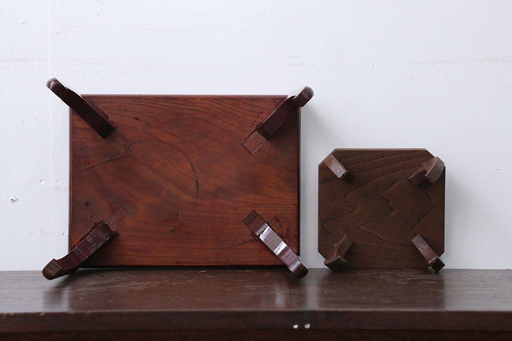 アンティーク雑貨　古民具・骨董　総欅材の漆が美しい花台ととても小さな桑材の花台のセット