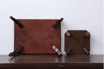 アンティーク雑貨　古民具・骨董　総欅材の漆が美しい花台ととても小さな桑材の花台のセット