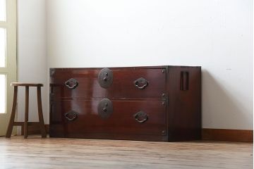 アンティーク家具　古民具・骨董　前面栗材!桜の金具がかわいいアンティーク米沢箪笥ローボード(2)