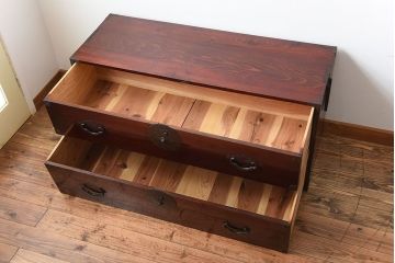アンティーク家具　古民具・骨董　前面栗材!桜の金具がかわいいアンティーク米沢箪笥ローボード(2)
