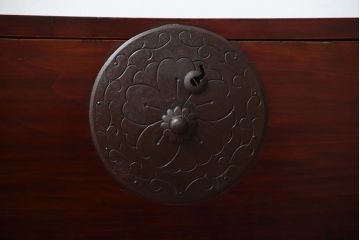 アンティーク家具　古民具・骨董　前面栗材!桜の金具がかわいいアンティーク米沢箪笥ローボード(2)