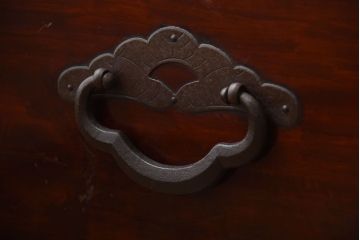 アンティーク家具　古民具・骨董　前面栗材!桜の金具がかわいいアンティーク米沢箪笥ローボード(2)