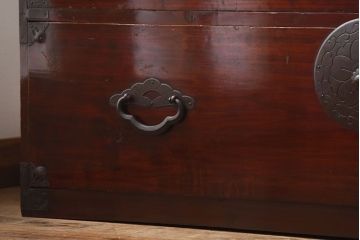アンティーク家具　古民具・骨董　前面栗材!桜の金具がかわいいアンティーク米沢箪笥ローボード(2)