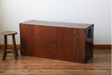 アンティーク家具　古民具・骨董　前面栗材!桜の金具がかわいいアンティーク米沢箪笥ローボード(2)