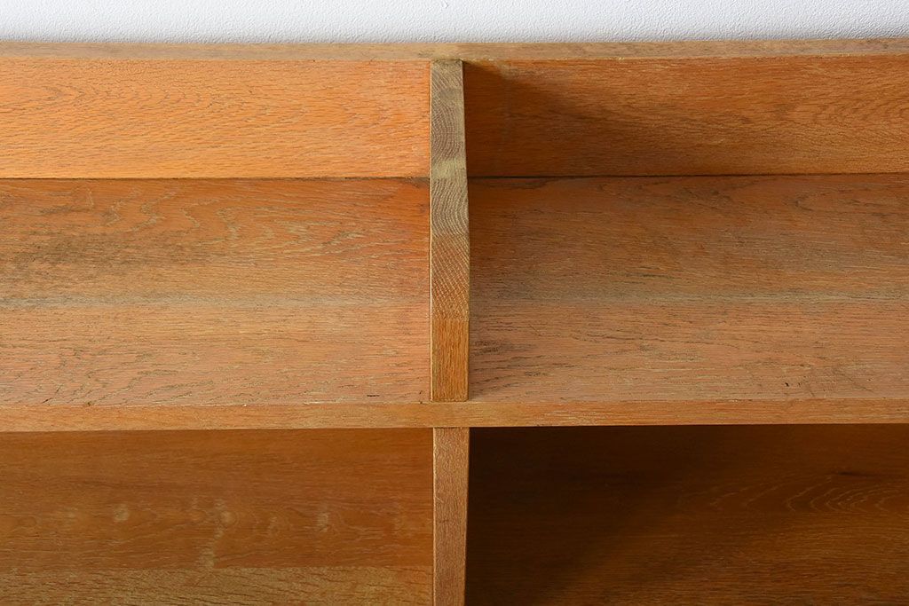 レトロ家具　昭和レトロ　厚手の古いナラ材が使用された大きな本棚(2)