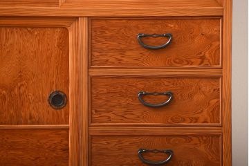 民芸家具　高級品!屋久杉材の茶箪笥(定価約24万円)