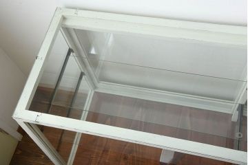レトロ家具　アンティークペイント　脚付き!台形型のレトロなガラスケース