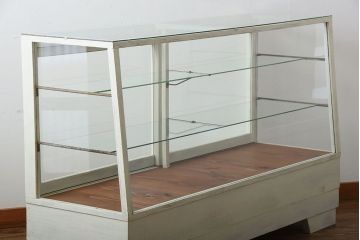 レトロ家具　アンティークペイント　脚付き!台形型のレトロなガラスケース