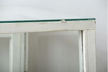 レトロ家具　アンティークペイント　脚付き!台形型のレトロなガラスケース