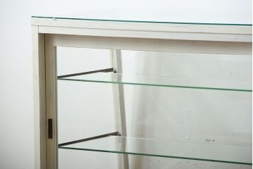 レトロ家具　アンティークペイント　脚付き!台形型のレトロなガラスケース