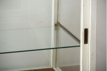 レトロ家具　アンティークペイント　脚付き!台形型のレトロなガラスケース