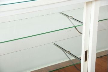 レトロ家具　アンティークペイント　脚付き!台形型のレトロなガラスケース