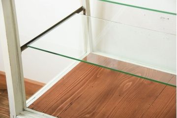 レトロ家具　アンティークペイント　脚付き!台形型のレトロなガラスケース