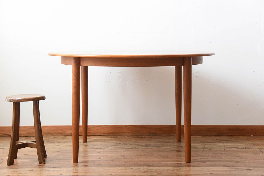 ヴィンテージ家具　北欧ビンテージ　デンマークSkovmand & Andersen社製　チーク材のラウンドダイニングテーブル