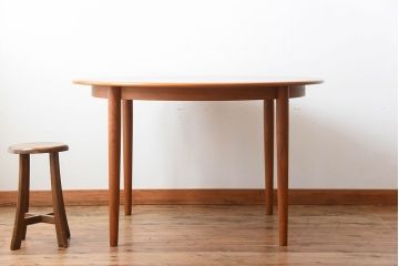 ヴィンテージ家具　北欧ビンテージ　デンマークSkovmand & Andersen社製　チーク材のラウンドダイニングテーブル