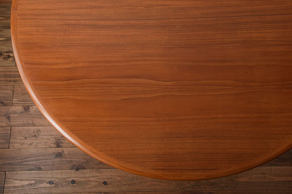 ヴィンテージ家具　北欧ビンテージ　デンマークSkovmand & Andersen社製　チーク材のラウンドダイニングテーブル