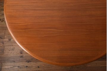 ヴィンテージ家具　北欧ビンテージ　デンマークSkovmand & Andersen社製　チーク材のラウンドダイニングテーブル