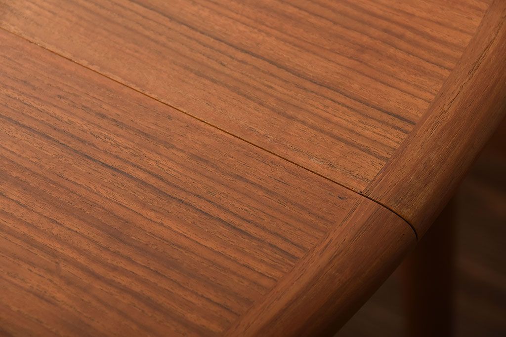 ヴィンテージ家具　北欧ビンテージ　デンマークSkovmand & Andersen社製　チーク材のラウンドダイニングテーブル