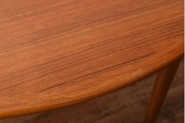 ヴィンテージ家具　北欧ビンテージ　デンマークSkovmand & Andersen社製　チーク材のラウンドダイニングテーブル