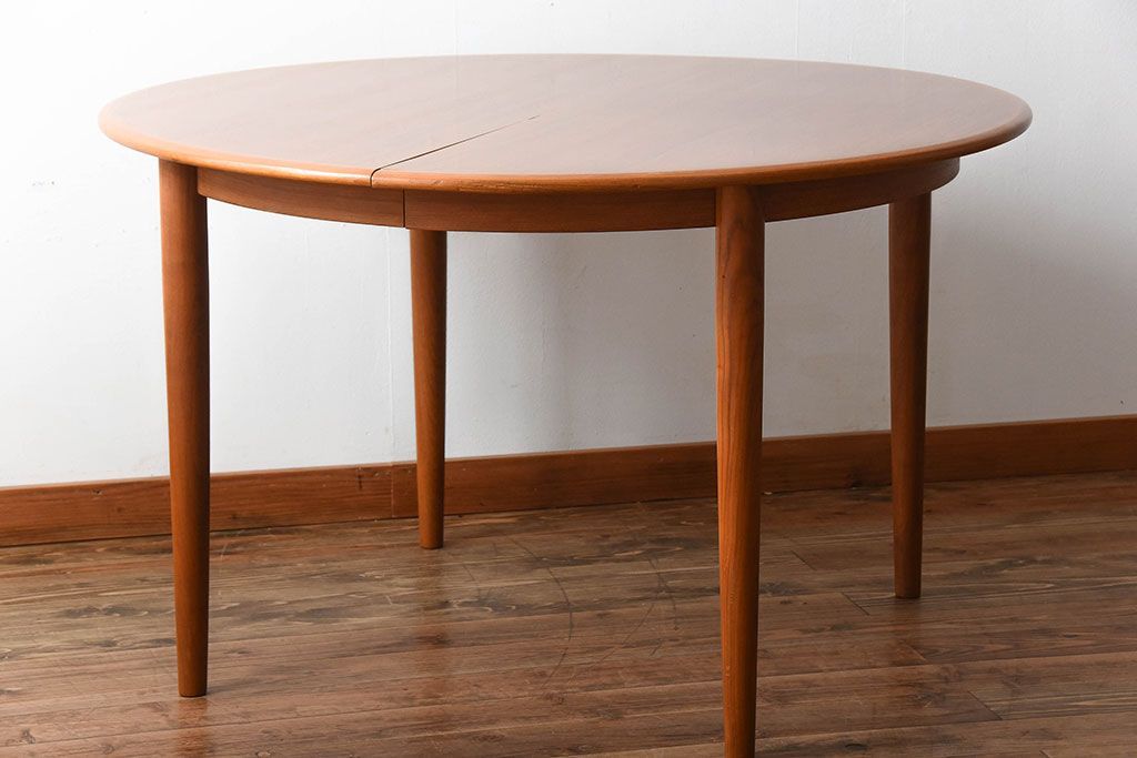 ヴィンテージ家具　北欧ビンテージ　デンマークSkovmand & Andersen社製　チーク材のラウンドダイニングテーブル
