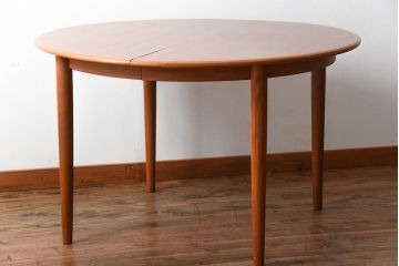ヴィンテージ家具　北欧ビンテージ　デンマークSkovmand & Andersen社製　チーク材のラウンドダイニングテーブル