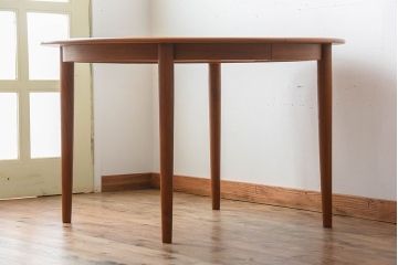 ヴィンテージ家具　北欧ビンテージ　デンマークSkovmand & Andersen社製　チーク材のラウンドダイニングテーブル