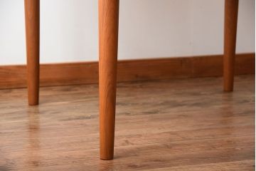 ヴィンテージ家具　北欧ビンテージ　デンマークSkovmand & Andersen社製　チーク材のラウンドダイニングテーブル