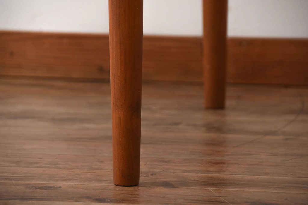 ヴィンテージ家具　北欧ビンテージ　デンマークSkovmand & Andersen社製　チーク材のラウンドダイニングテーブル