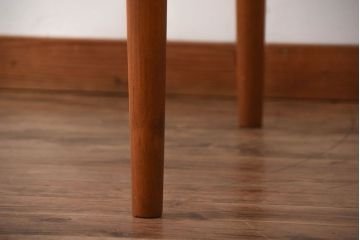 ヴィンテージ家具　北欧ビンテージ　デンマークSkovmand & Andersen社製　チーク材のラウンドダイニングテーブル