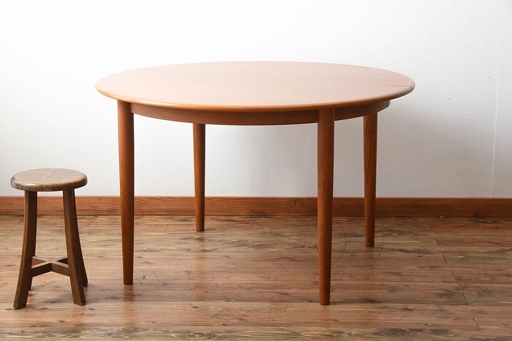 ヴィンテージ家具　北欧ビンテージ　デンマークSkovmand & Andersen社製　チーク材のラウンドダイニングテーブル