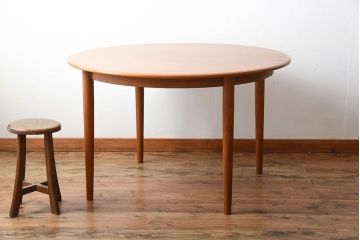 ヴィンテージ家具　北欧ビンテージ　デンマークSkovmand & Andersen社製　チーク材のラウンドダイニングテーブル