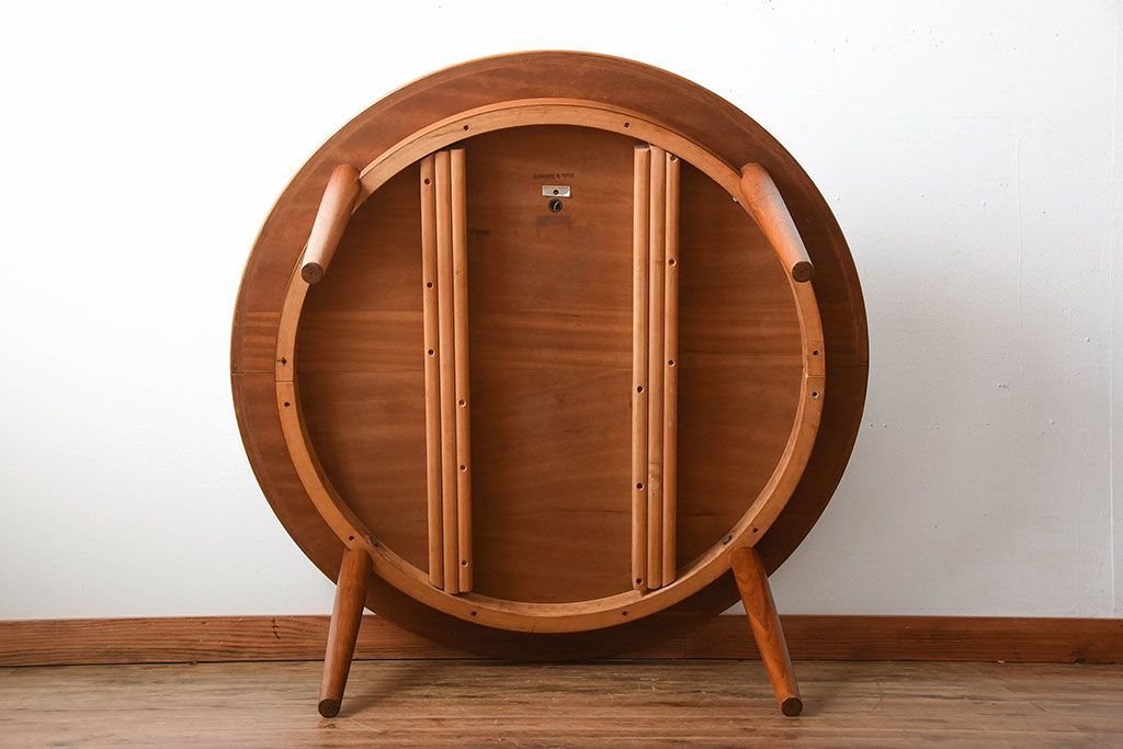 ヴィンテージ家具　北欧ビンテージ　デンマークSkovmand & Andersen社製　チーク材のラウンドダイニングテーブル