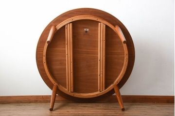 ヴィンテージ家具　北欧ビンテージ　デンマークSkovmand & Andersen社製　チーク材のラウンドダイニングテーブル