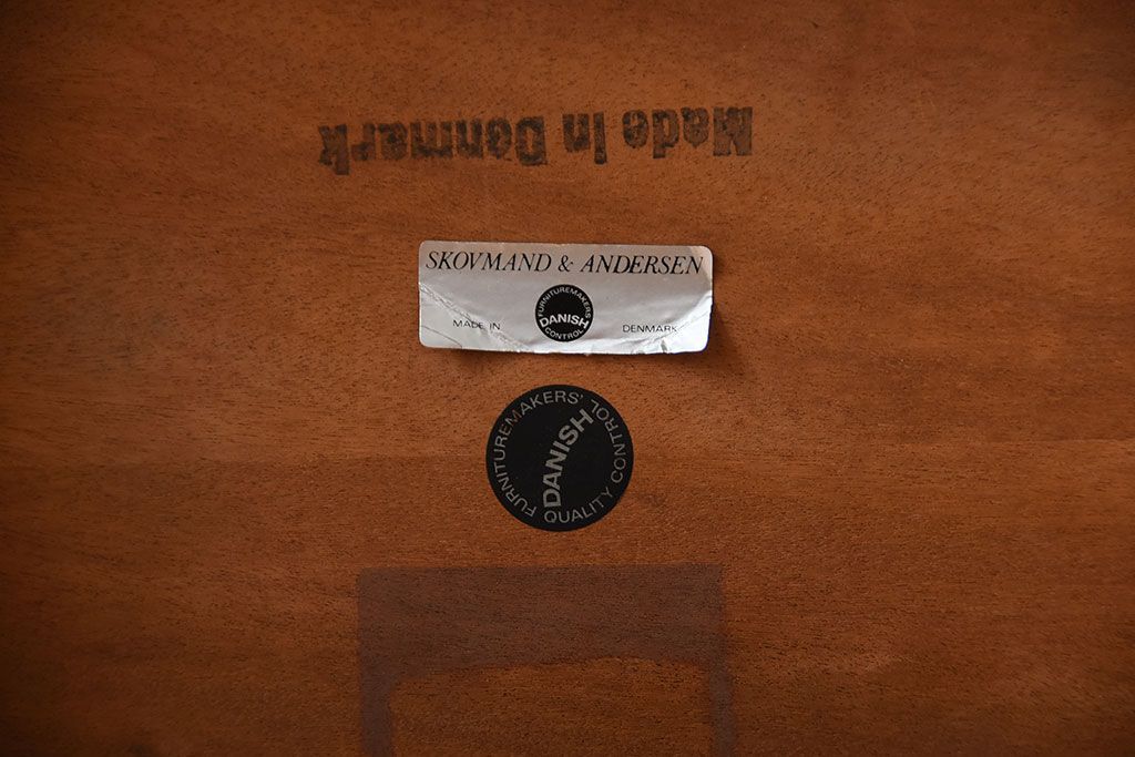 ヴィンテージ家具　北欧ビンテージ　デンマークSkovmand & Andersen社製　チーク材のラウンドダイニングテーブル