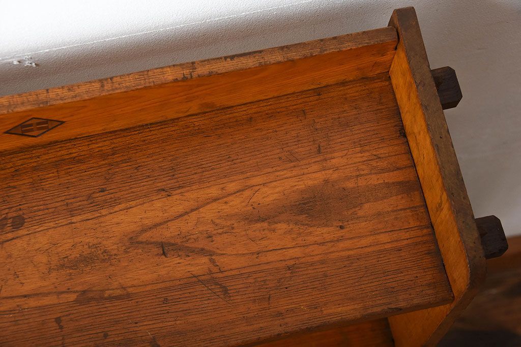 アンティーク家具　アンティーク　小振りな古い木製の楔式本棚