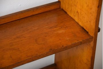 アンティーク家具　アンティーク　小振りな古い木製の楔式本棚