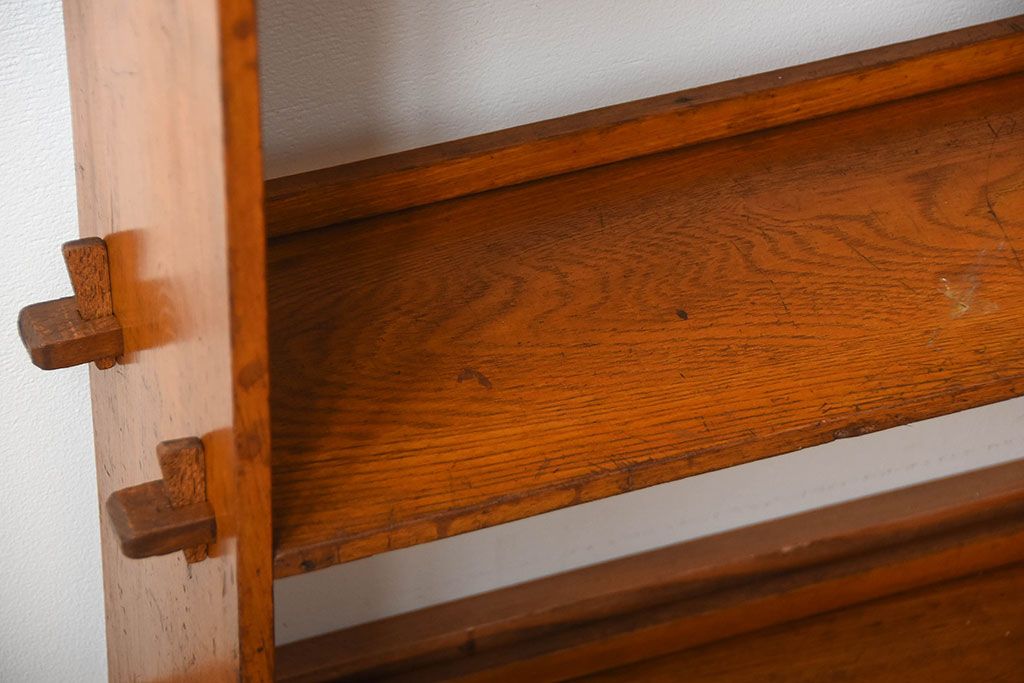 アンティーク家具　アンティーク　小振りな古い木製の楔式本棚