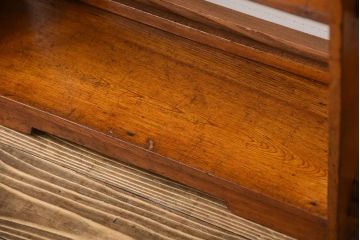 アンティーク家具　アンティーク　小振りな古い木製の楔式本棚