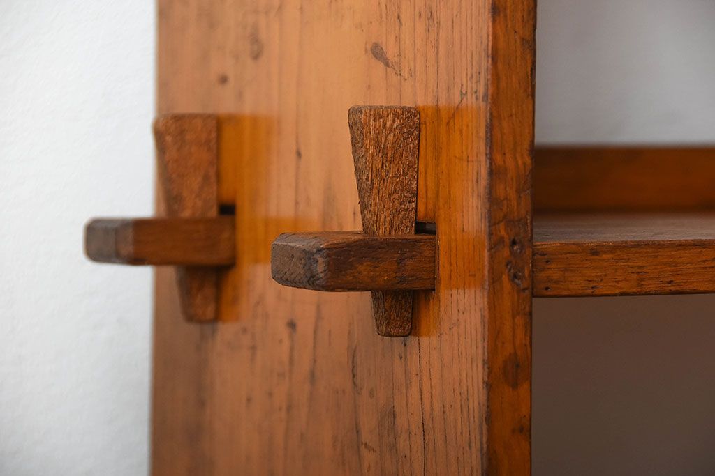 アンティーク家具　アンティーク　小振りな古い木製の楔式本棚