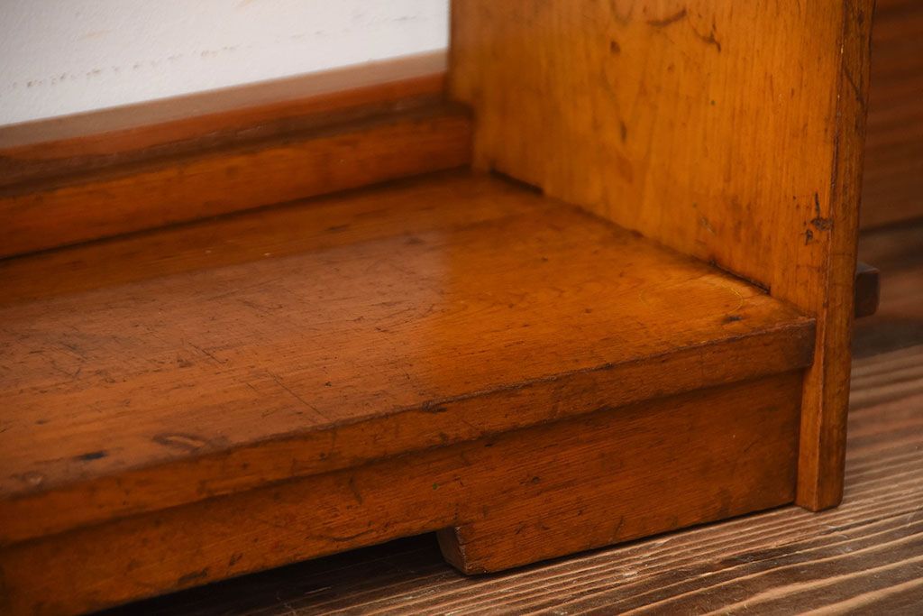 アンティーク家具　アンティーク　小振りな古い木製の楔式本棚