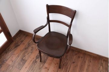 アンティーク家具　イギリスアンティーク　古い木製のおしゃれなベントウッドアームチェア