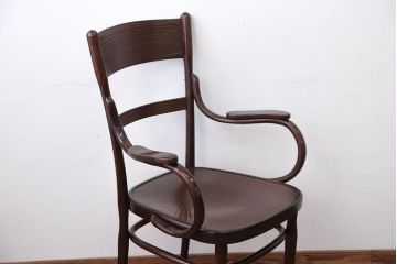 アンティーク家具　イギリスアンティーク　古い木製のおしゃれなベントウッドアームチェア