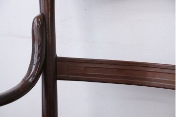 アンティーク家具　イギリスアンティーク　古い木製のおしゃれなベントウッドアームチェア