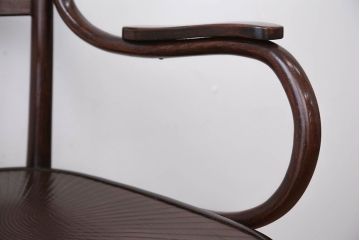 アンティーク家具　イギリスアンティーク　古い木製のおしゃれなベントウッドアームチェア